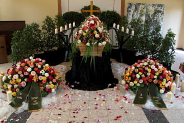 Liebevol gestaltete Trauerräume