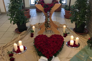 Blumen für geschmackvolle Urnen Dekoration