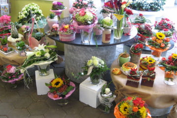 Große Auswahl an Gestecken bei Premium Gärtnerei Böttcher